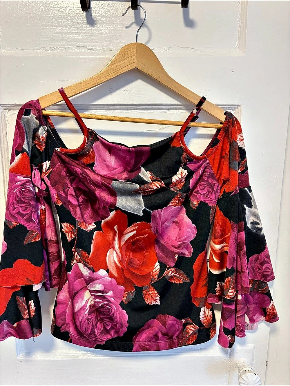 VENUS Cold Shoulder Floral Top in Black & Pink Size Medium